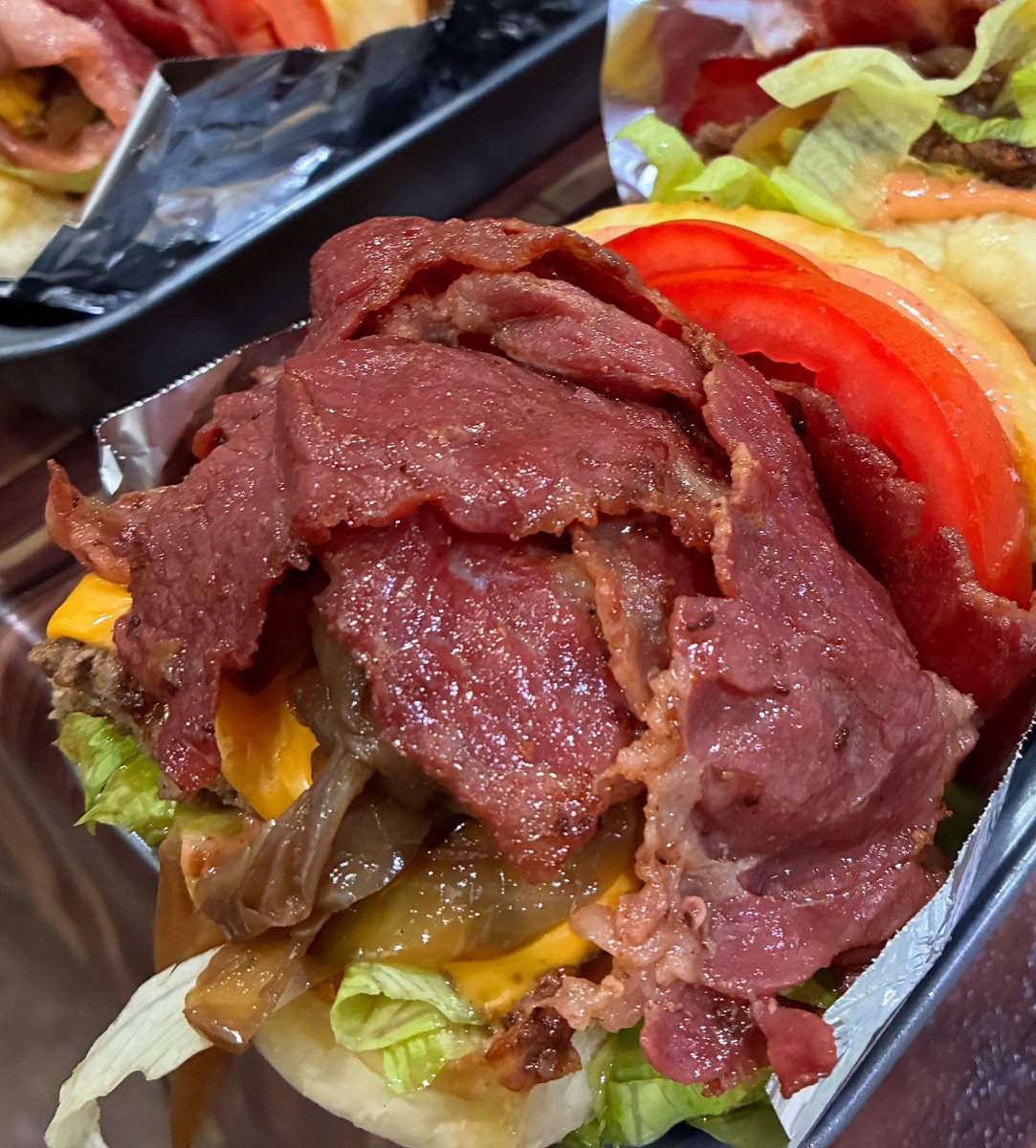 Assalamualaikum semua,

Saya jual burger. Kedai burger saya dekat Sungai Ular. Nama kedai burger saya Hakami’s Gourmet. Kalau bercuti ke Kuantan atau Cherating, jemputlah datang makan burger saya.