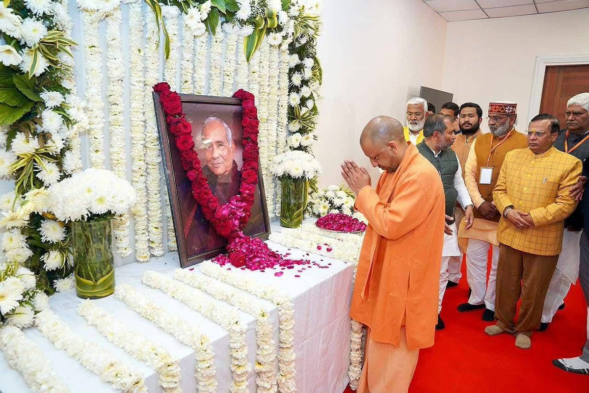 आज सहारनपुर में माननीय मंत्री श्री कुंवर बृजेश सिंह जी के पैतृक आवास पहुँचकर उनके पूज्य पिता जी के चित्र पर पुष्प अर्पित कर श्रद्धांजलि अर्पित की। ईश्वर दिवंगत आत्मा को शांति एवं परिवार को संबल प्रदान करें।