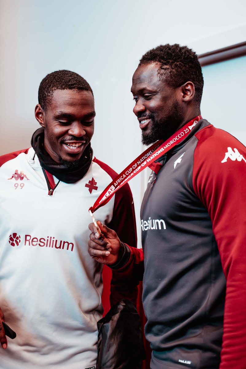 FCMetz's tweet photo. 🏅

Quand les joueurs posent avec la 𝗺𝗲́𝗱𝗮𝗶𝗹𝗹𝗲 de nos deux Champions d'Afrique 🇸🇳🤩 https://t.co/Lk5C5Y3VZB