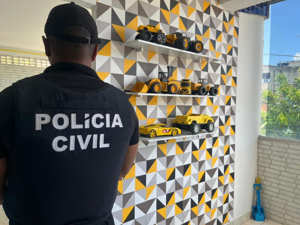 ojeanmendesc's tweet photo. Um idoso de 65 anos - sem identidade revelada - foi preso nesta quinta-feira suspeito de abusar de um adolescente de 14 anos, em Salvador. Segundo a Polícia Civil, a vítima pernoitou na casa do suspeito, em Paripe, onde ele tinha jogos eletrônicos e filmes. Detalhe: o bandido atuava em projetos sociais e acabou preso em um espaço para crianças neurodivergentes.