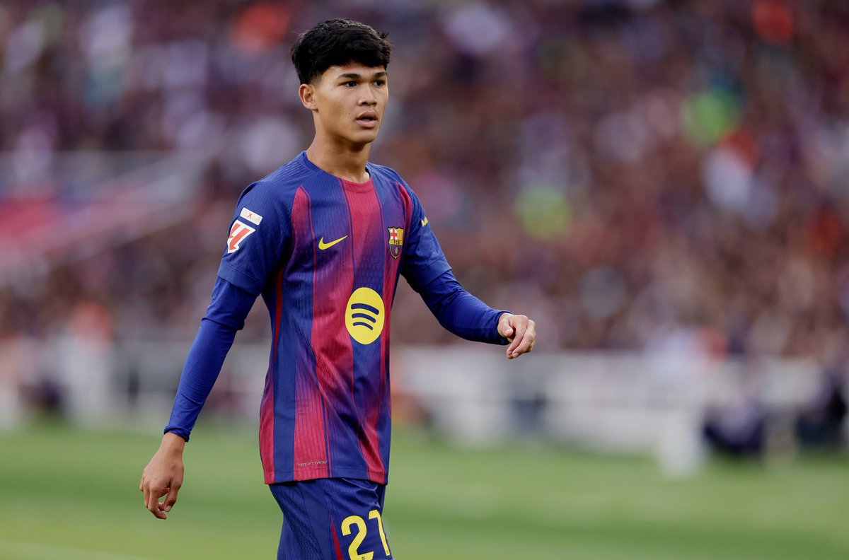 Paristeamfr's tweet photo. 😶‍🌫️ Dro Fernandez continue de s'entrainer à l'écart du groupe du Barça en attendant que son transfert au PSG se fasse.

@sport/ @monfortcarlos https://t.co/OJtzBpCU33