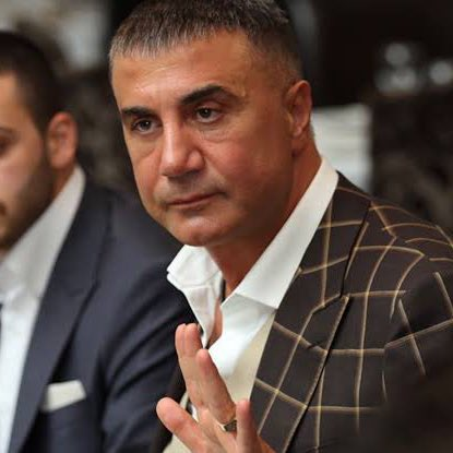Sedat Peker:

''Sevgili gençler, 40 yaş üstü kimseye inanmayın. Onları çöpe atın.

Kimse kusura bakmasın, 40 yaşını bir gün dahi geçenler sadece misafir statüsündedir. Çünkü mevcut olumsuzlukların tüm sorumlusu bizleriz, yani 40 yaşının üstünde olanlar.''