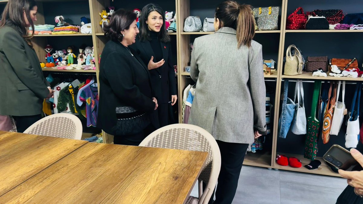 Mavi Yıldız Çekmeköy Kadın Girişimi İşletme ve Üretim Kooperatifi’ni, Doğa Park Kadın Girişimci Merkezi’nde ziyaret ettik.

Kadın emeğini dayanışmayla büyüten, üretimi güçlendiren ve yerel kalkınmaya katkı sunan bu değerli yapının çalışmalarını yerinde görmekten büyük mutluluk