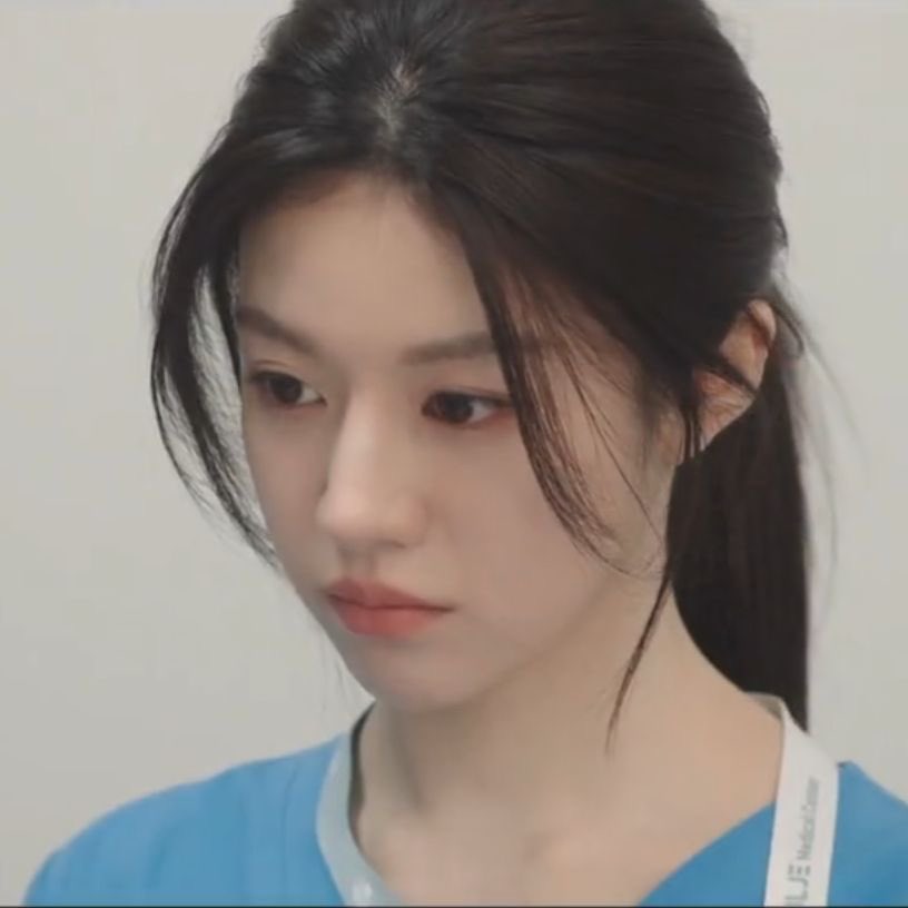 ccyyj_'s tweet image. 송혜교 신민아 고윤정 김지원
난 배우상이 좋은가봐 그냥 예쁜 여자 다 좋음.....♡