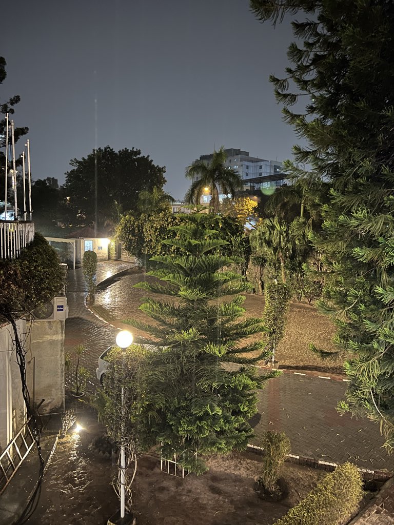 یہ شہر وہ ہے جس میں کوئی گھر بھی خوش نہیں
دادِ ستم نہ دے کہ ستم گر بھی خوش نہیں

#IslamabadRain