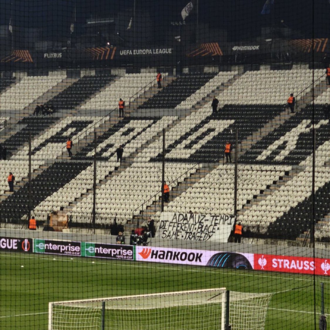 👏💚 El PRECIOSO DETALLE de la afición del PAOK

🇬🇷 Se ha mostrado una pancarta en solidaridad con los incidentes de Córdoba.

💔 “Adamuz-Tempi, diferentes lugares, misma tragedia”.

😢 En 2023 hubo un accidente ferroviario similar en Tempi, Grecia, donde fallecieron 57 personas.