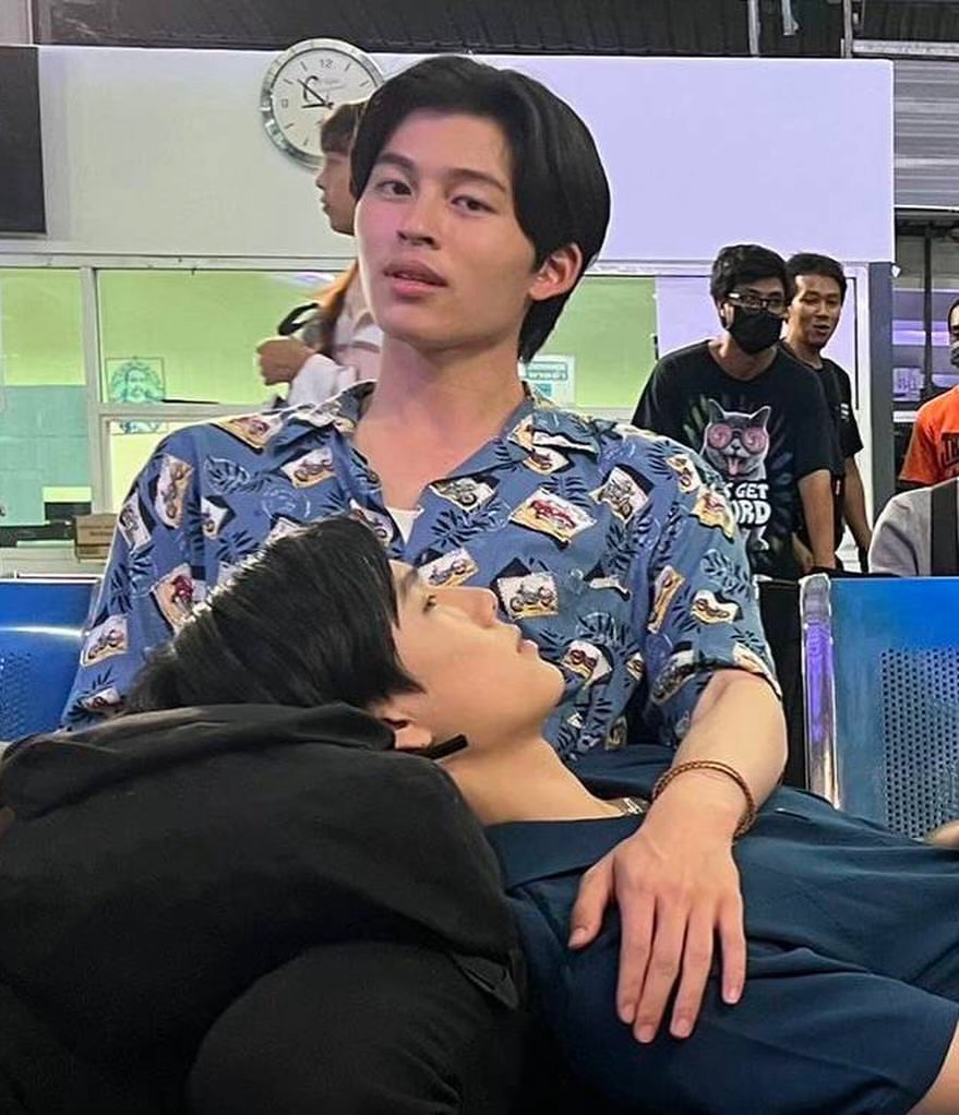 norynekna's tweet image. ❗ดาราอ่านได้นะคะ เผื่ออยากฮ็อบด้วยกัน

เปิดตำนานบทใหม่แห่งปี2026 ความคิดถึงแค่คิดก็ถึง.....

- น้องมีโปรโมทหนัง พี่แอบไปให้กำลังใจถึงที่ ทำท่าจะไปเล่นสงกรานต์แต่ทีจริงคืออยากเขาค่ะ 
- น้องมีงาน พอเสร็จงานก็รีบแจ้นไปหาพี่ทันที รามคำแหงบรรทัดทองก็แค่สามก้าวปะ 
- น้องมีงานกับฮานะ…