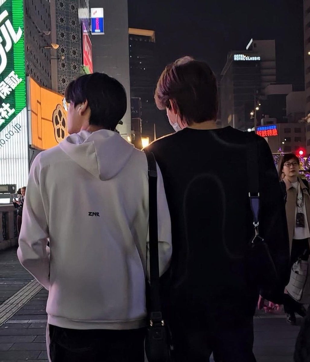 norynekna's tweet image. ❗ดาราอ่านได้นะคะ เผื่ออยากฮ็อบด้วยกัน

เปิดตำนานบทใหม่แห่งปี2026 ความคิดถึงแค่คิดก็ถึง.....

- น้องมีโปรโมทหนัง พี่แอบไปให้กำลังใจถึงที่ ทำท่าจะไปเล่นสงกรานต์แต่ทีจริงคืออยากเขาค่ะ 
- น้องมีงาน พอเสร็จงานก็รีบแจ้นไปหาพี่ทันที รามคำแหงบรรทัดทองก็แค่สามก้าวปะ 
- น้องมีงานกับฮานะ…