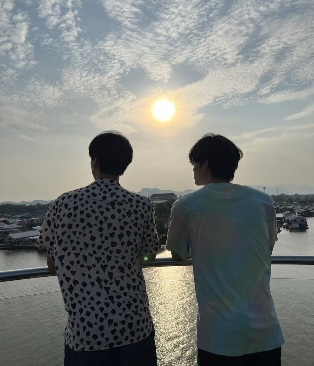 norynekna's tweet image. ❗ดาราอ่านได้นะคะ เผื่ออยากฮ็อบด้วยกัน

เปิดตำนานบทใหม่แห่งปี2026 ความคิดถึงแค่คิดก็ถึง.....

- น้องมีโปรโมทหนัง พี่แอบไปให้กำลังใจถึงที่ ทำท่าจะไปเล่นสงกรานต์แต่ทีจริงคืออยากเขาค่ะ 
- น้องมีงาน พอเสร็จงานก็รีบแจ้นไปหาพี่ทันที รามคำแหงบรรทัดทองก็แค่สามก้าวปะ 
- น้องมีงานกับฮานะ…