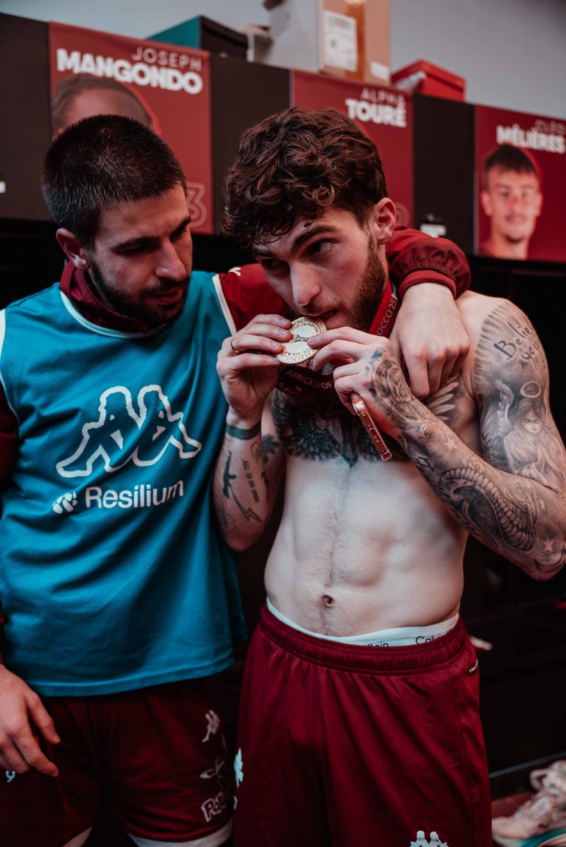 🏅

Quand les joueurs posent avec la 𝗺𝗲́𝗱𝗮𝗶𝗹𝗹𝗲 de nos deux Champions d'Afrique 🇸🇳🤩