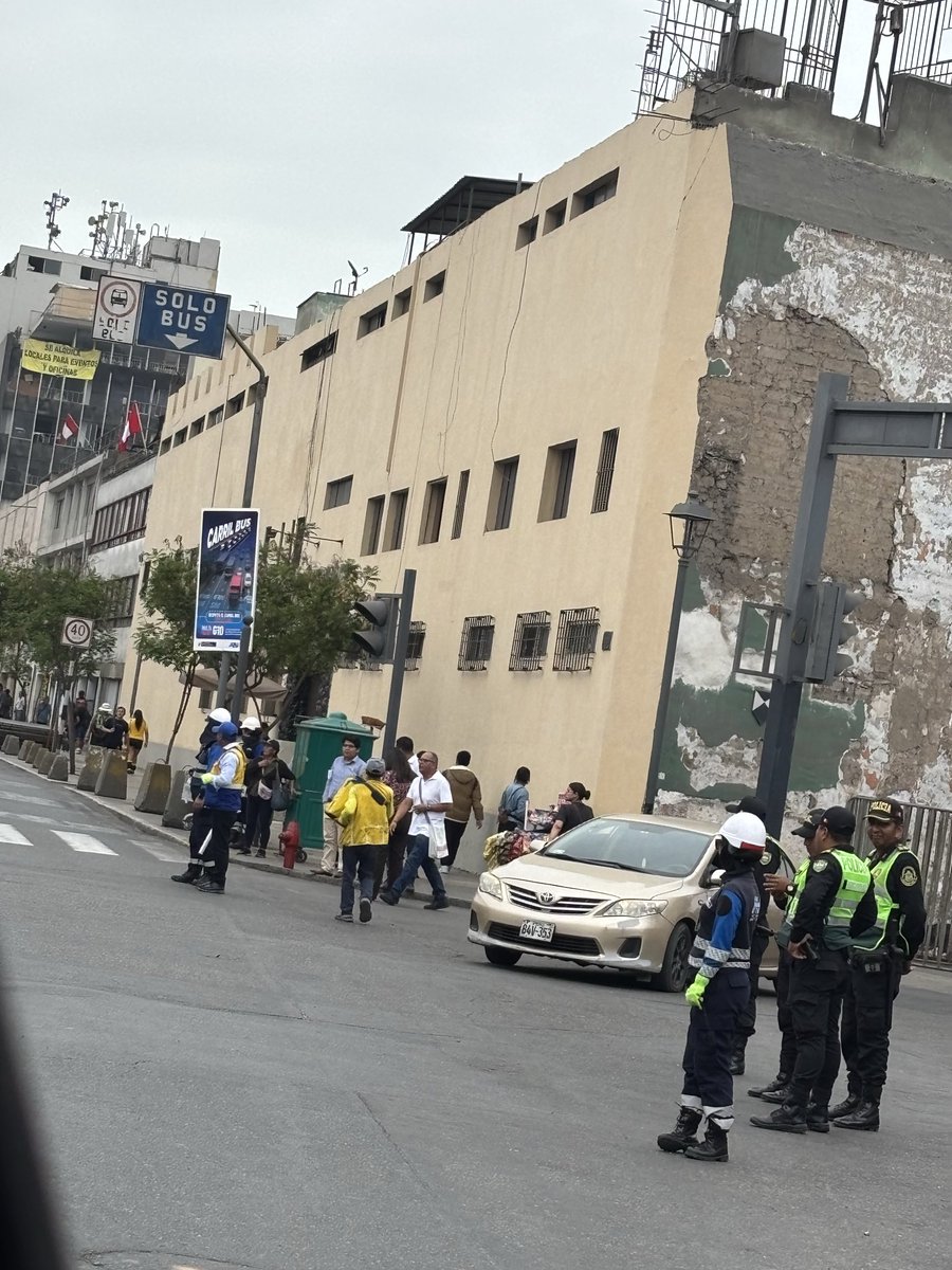 mm9471's tweet photo. @ATU_GobPeru 3 días con una congestión terrible, más de media hora sin poder avanzar o salir de Acho por los cambios que hacen en la Av Abancay donde los únicos perjudicados somos los usuarios de este lugar. El especialmente en horas puntas. El tráfico desde el mercado de flores https://t.co/osC8xeYYP8