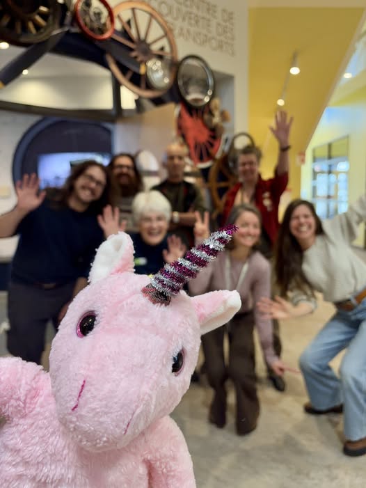 Aujourd’hui, c’est la #JournéeDuSelfieAuMusée 
Même à distance, visites virtuelles, expos en ligne et événements en direct permettent à tous de découvrir les musées partout. Photo par Unik à Place Resurgo Place. Partagez votre selfie avec nous aujourd’hui !