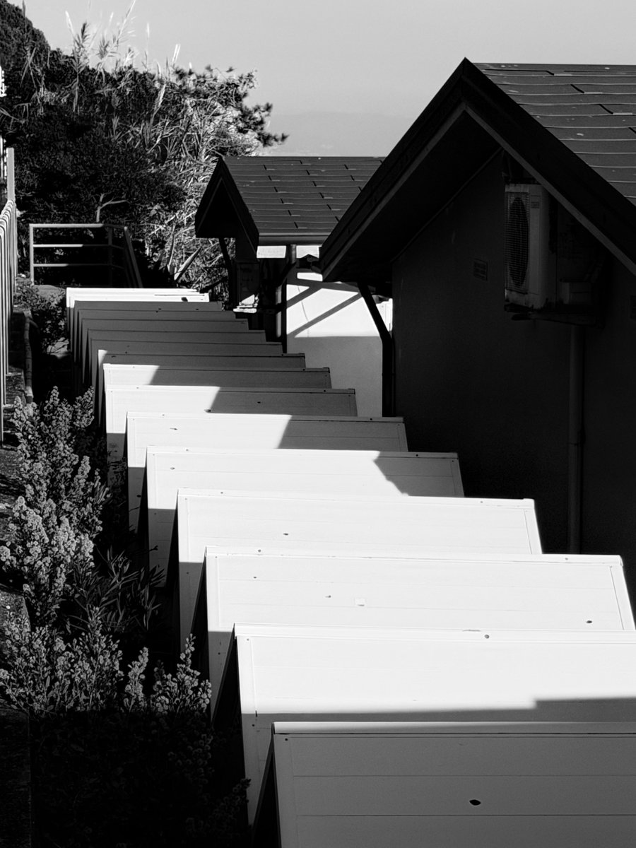 Alonein43672278's tweet image. #photography #blackandwhite #cabins #roofs #sun #shadows