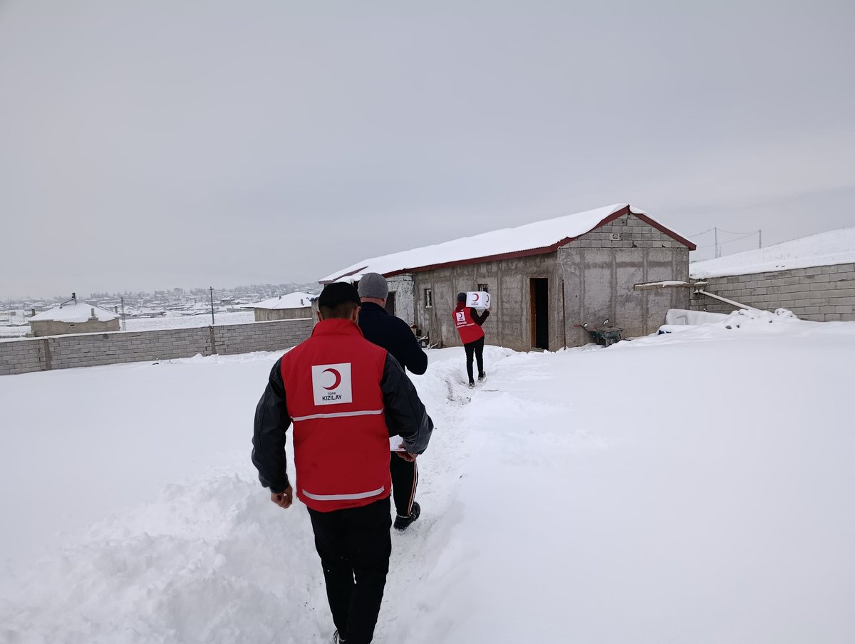 Kış ne kadar sert olursa olsun, iyilik yola çıkar. ❄️

Kızılay olarak, soğuk günlerde sıcak bir destek olmak için kapı kapı dolaşıyoruz. İhtiyaç sahibi ailelere gıda ve erzak kolilerimizi ulaştırıyor, yalnız olmadıklarını hissettiriyoruz.

📌Ağrı- Diyadin 
 #SensizOlmaz 🤍