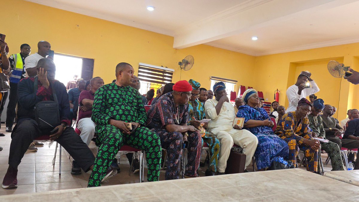 LAMATA parleys community on land for Blue Line depot

The Lagos Metropolitan Area Transport Authority (LAMATA) today continued its engagement with residents of a parcel of land identified for the siting of the depot for the Lagos Rail Mass Transit (LRMT) Blue Line at Okokomaiko.