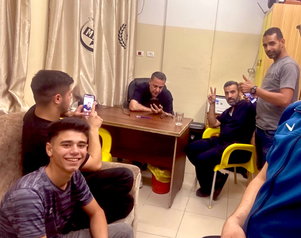 في هذا اليوم كنا محاصرين داخل مستشفى كمال عدوان.
الاحتلال كان يهدد بشكل مباشر وواضح، يهدد الدكتور حسام أبو صفية شخصيًا، ويبلغه: إن لم تغادر المستشفى سنستهدف البيوت المحيطة بها. تهديد لا يحمل سوى لغة الابتزاز والقوة الغاشمة.

لكن رد الدكتور حسام كان ثابتًا، واضحًا، بلا تردد: لن