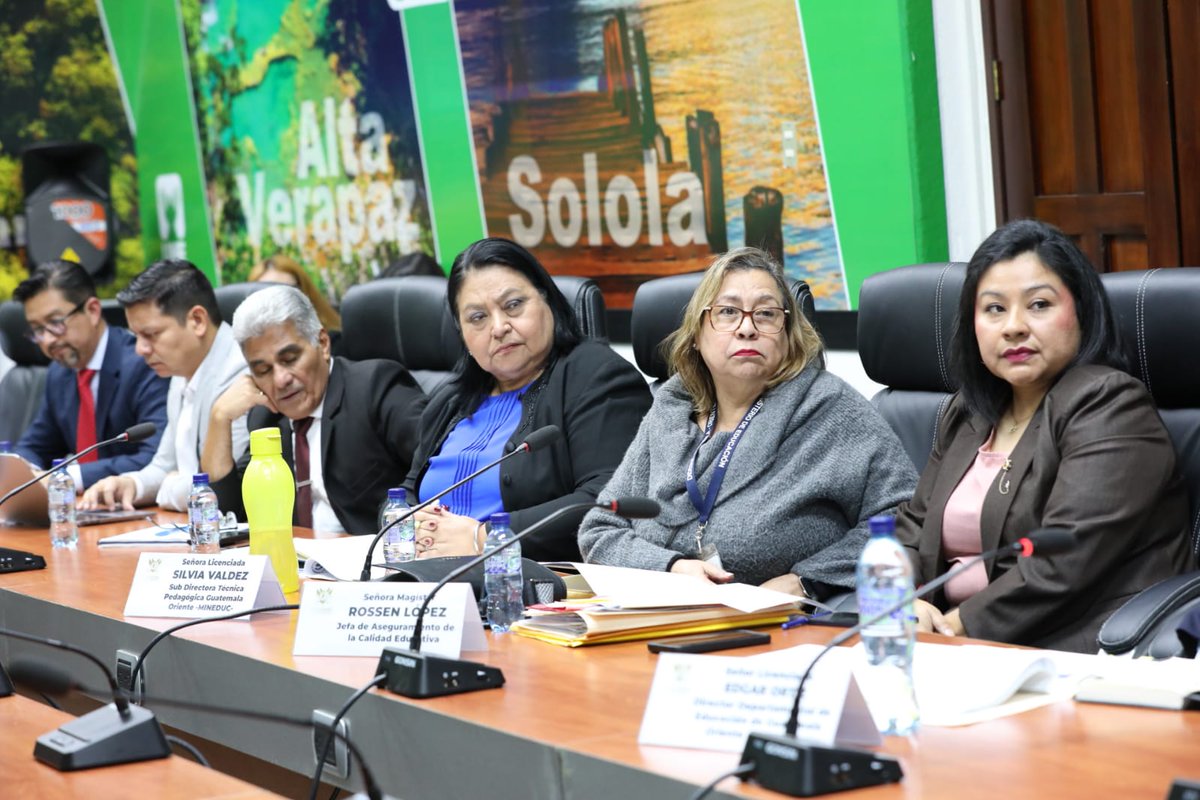 CongresoGuate's tweet photo. Para abordar el tema de la apertura de nuevos centros educativos de diversificado específicamente en Boca del Monte y Villa Canales del departamento de Guatemala, el diputado Julio Marroquín @ingjmarroquin -UNE-, se reunió con Donaldo Carías, viceministro Administrativo de Educación y otros funcionarios de la cartera.