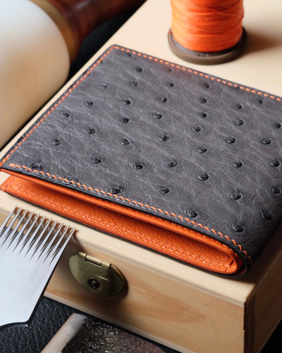 AtelierDecoster's tweet image. Portefeuille 30 en autruche gris anthracite, intérieur en chèvre orange, fil orange et peinture gris anthracite #atelierdecoster #decoster #artisan #handmade #handstiched #handmadeinbelgium #madeinbelgium #handmadewallet #bespokewallet #customwallet #handmadeleatherwallet