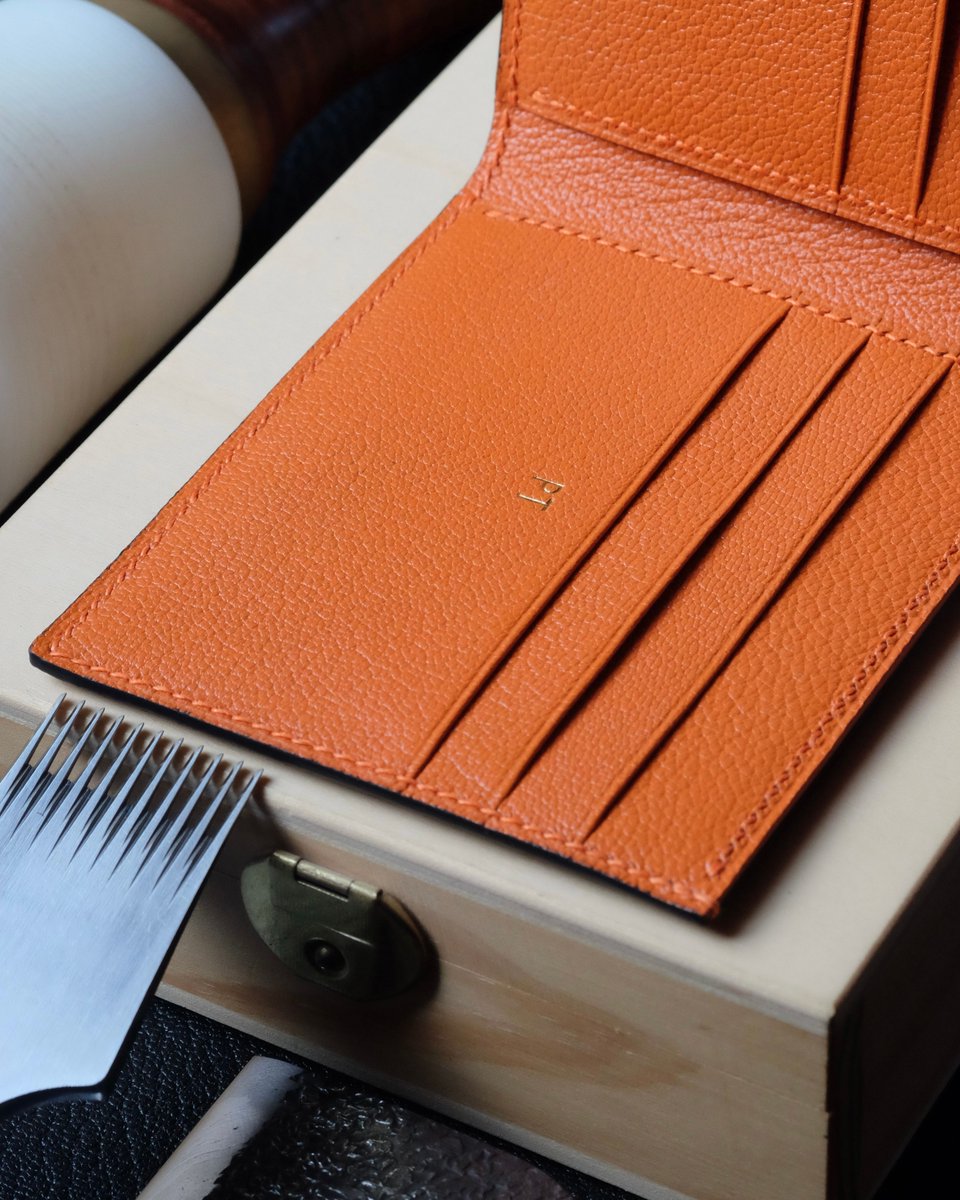 AtelierDecoster's tweet image. Portefeuille 30 en autruche gris anthracite, intérieur en chèvre orange, fil orange et peinture gris anthracite #atelierdecoster #decoster #artisan #handmade #handstiched #handmadeinbelgium #madeinbelgium #handmadewallet #bespokewallet #customwallet #handmadeleatherwallet