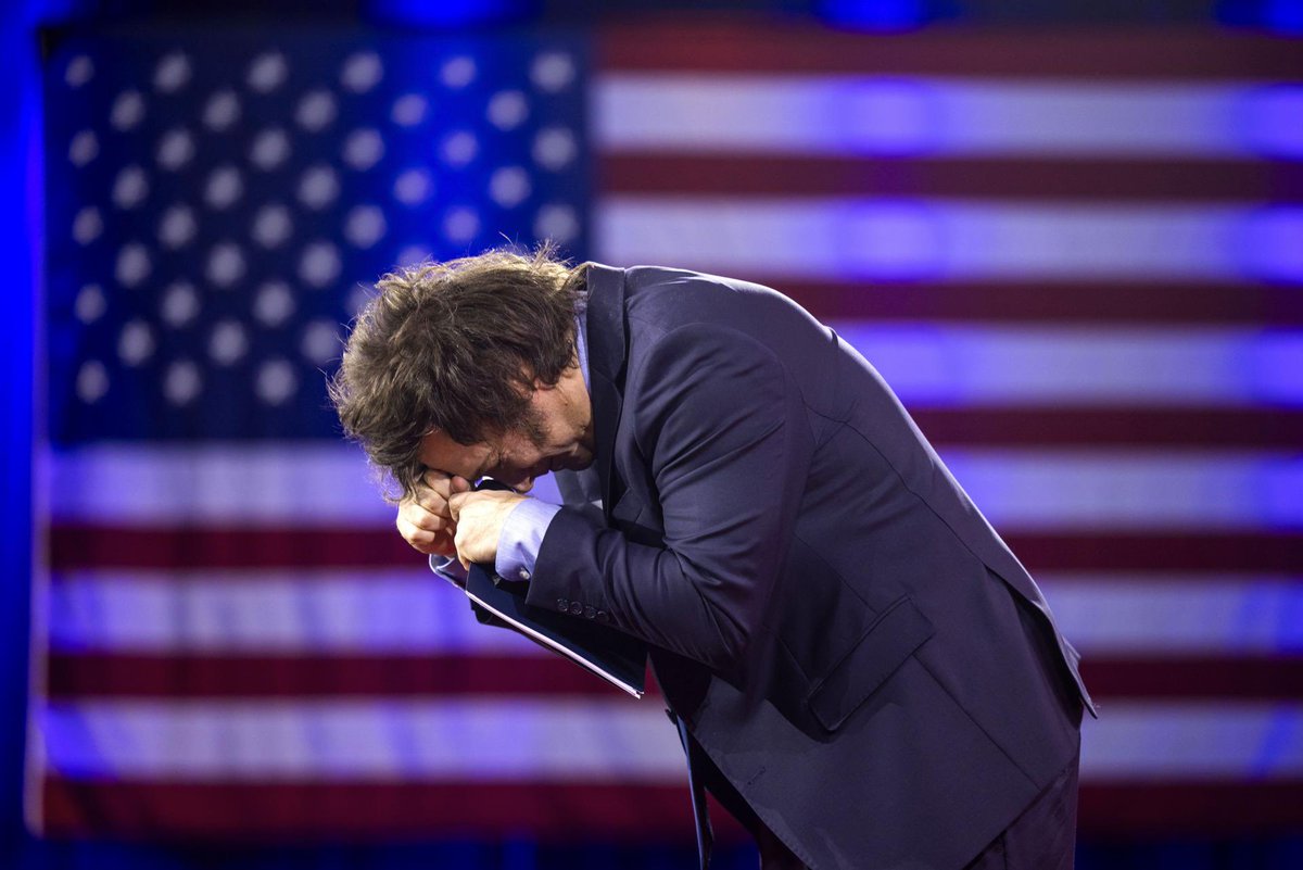 MatiAromi's tweet image. Javier Milei le sacó la administración del Puerto de Ushuaia a la Provincia y se lo pasó a Nacion. Hoy le está ofreciendo a Estados Unidos el control del puerto a cambio de ser parte de una “JUNTA DE PAZ” que inventó Trump. 

Están entregando territorio Argentino sin disimularlo