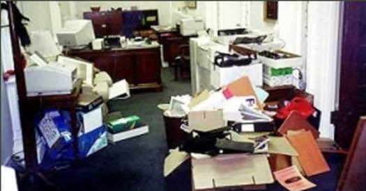 25YearsAgoLive's tweet image. President Bush reports that outgoing President Clinton has left behind a large number of “vandalism and pranks” in the White House, including graffiti in the bathrooms, glue smeared on desks, and missing doorknobs and signs. 

Also, the ‘W’ key is missing from every keyboard in…