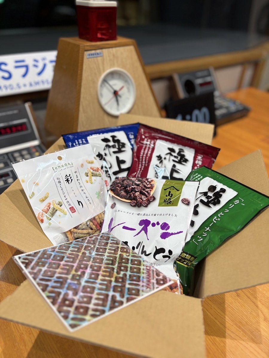 JUNK_TBSR's tweet photo. 【おぎやはぎのメガネびいき】
#山脇製菓 クイズ
小木さんが食べていたかりんとうは…

①黒糖
②白蜜
③レーズン
④彩り
⑤ピーナッツ

わかった人は本アカウントをフォローして
正解の番号を引用リポスト
締切1/29(木)23:59
🎁かりんとう5種類＆1000回記念メガネ拭き
#meganebiiki https://t.co/vrAbRwEyZb