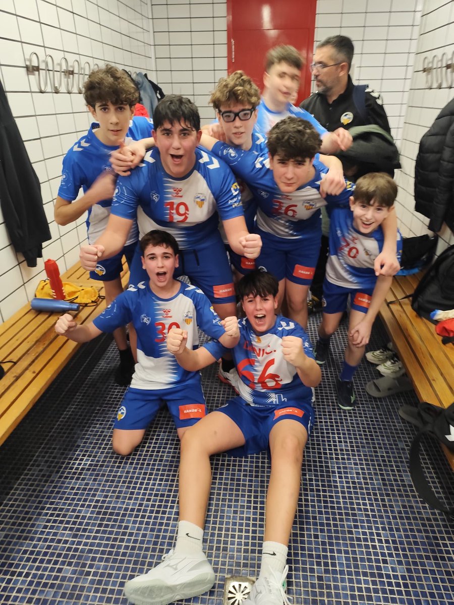 El cadet masculí blanc comença la segona fase de lliga amb un empat 26-26 a la pista de l’Handbol Vic 🤝

🔝Bon partit de l’equip per iniciar la lligueta sumant i trencar la mala ratxa de resultats✅

Bona feina, arlequinats!🔵⚪️

#CASHandbol | #SomArlequinats