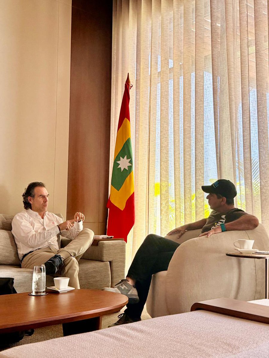 FicoGutierrez's tweet photo. Con mi buen amigo @AlejandroChar  en Barranquilla. A Colombia 🇨🇴 la sacamos adelante desde las regiones. 
Estamos hablando sobre temas de Seguridad y proyectos estratégicos. 
Me alegra ver y evidenciar el gran progreso de Barranquilla y su gente. 
Medellín y Barranquilla, dos ciudad que avanzan y que llegarán a otro nivel. 
Vamos con toda. 
Reunión preparatoria para proponer estos temas en la próxima reunión de Alcaldes de ciudades capitales  @Asocapitales .
Ya rumbo a Medellín.