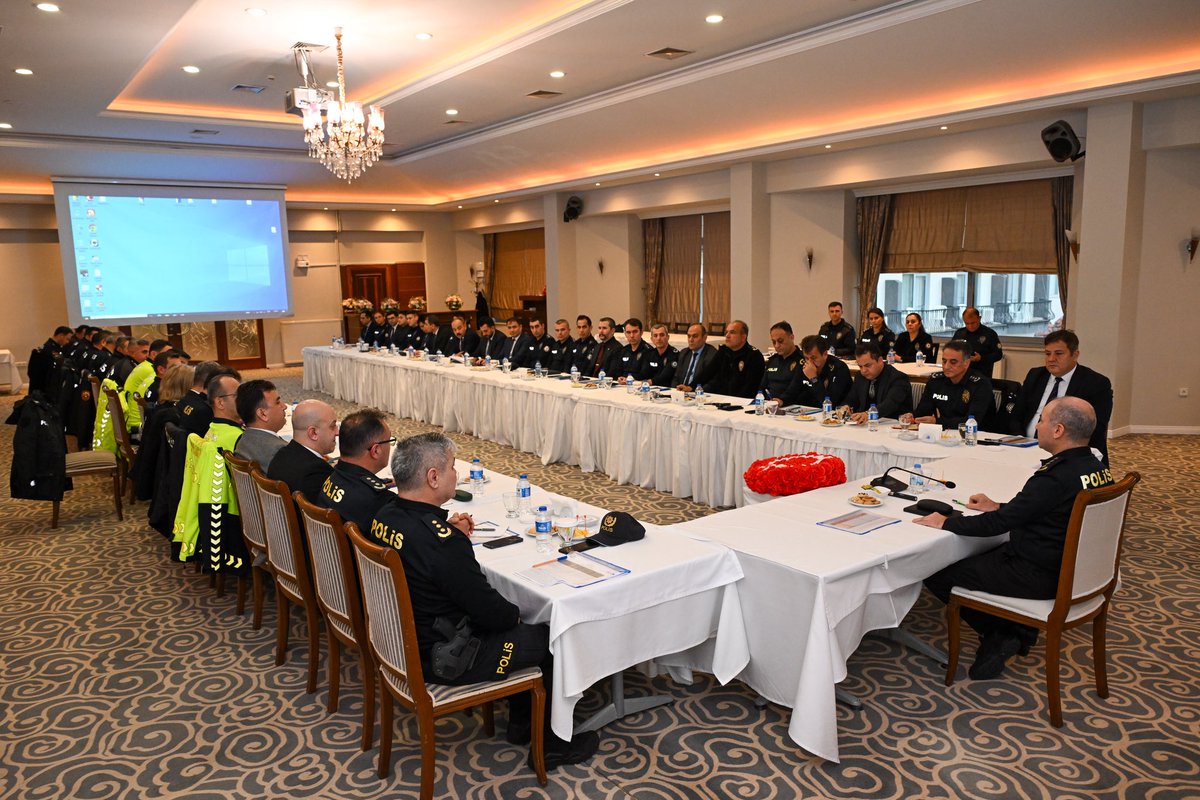 Denizli_Emniyet's tweet photo. Denizli Emniyet Müdürlüğü 2025 yılı değerlendirme toplantısı, İl Emniyet Müdürümüz Sayın Yavuz SAĞDIÇ başkanlığında Emniyet Müdür Yardımcıları, İlçe Emniyet Müdürleri ve Amirleri, Şube Müdürleri ve Polis Merkezi Amirlerinin katılımıyla Polis Evi’nde gerçekleşmiştir. https://t.co/XNQV6Lgbtx