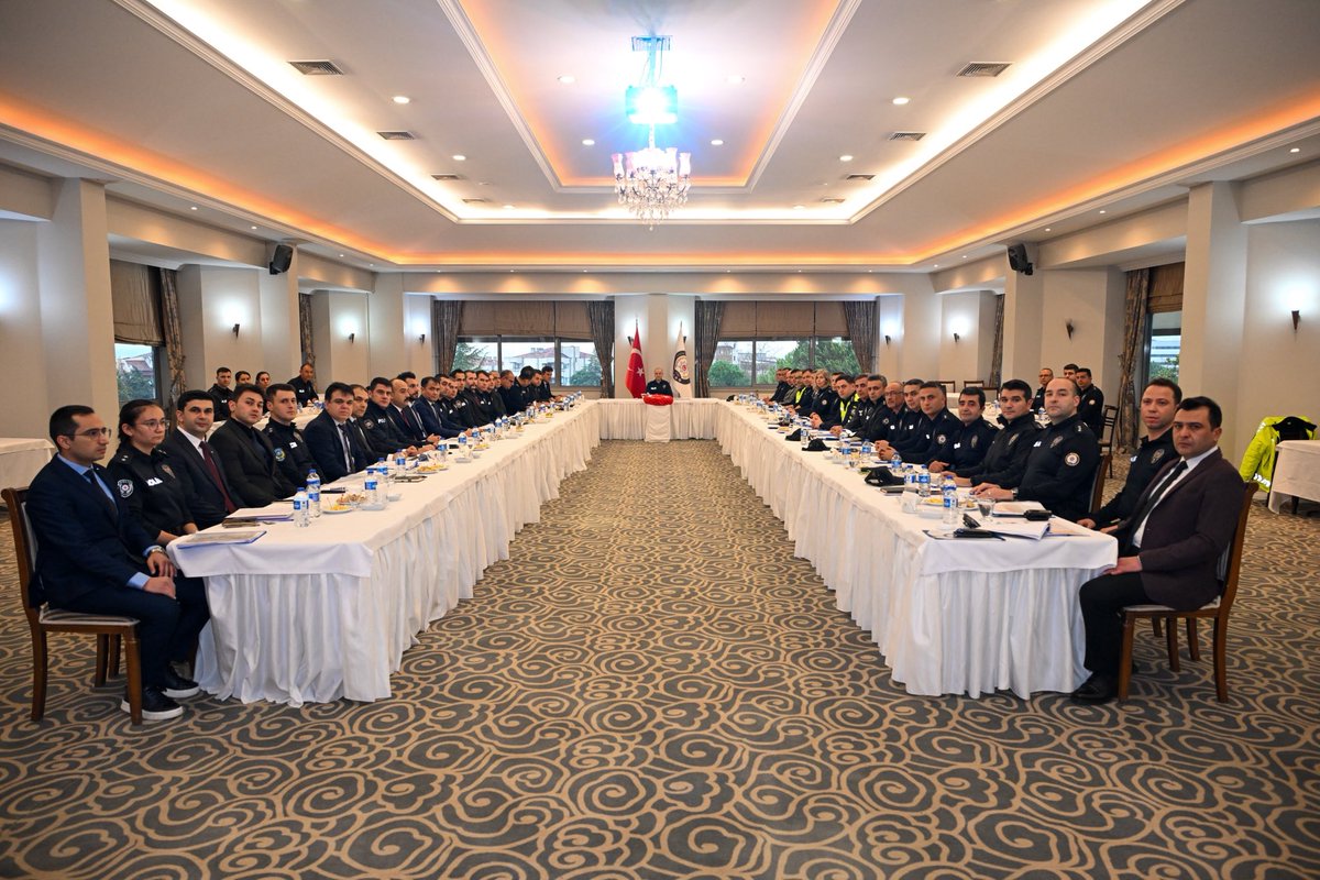 Denizli_Emniyet's tweet photo. Denizli Emniyet Müdürlüğü 2025 yılı değerlendirme toplantısı, İl Emniyet Müdürümüz Sayın Yavuz SAĞDIÇ başkanlığında Emniyet Müdür Yardımcıları, İlçe Emniyet Müdürleri ve Amirleri, Şube Müdürleri ve Polis Merkezi Amirlerinin katılımıyla Polis Evi’nde gerçekleşmiştir. https://t.co/XNQV6Lgbtx