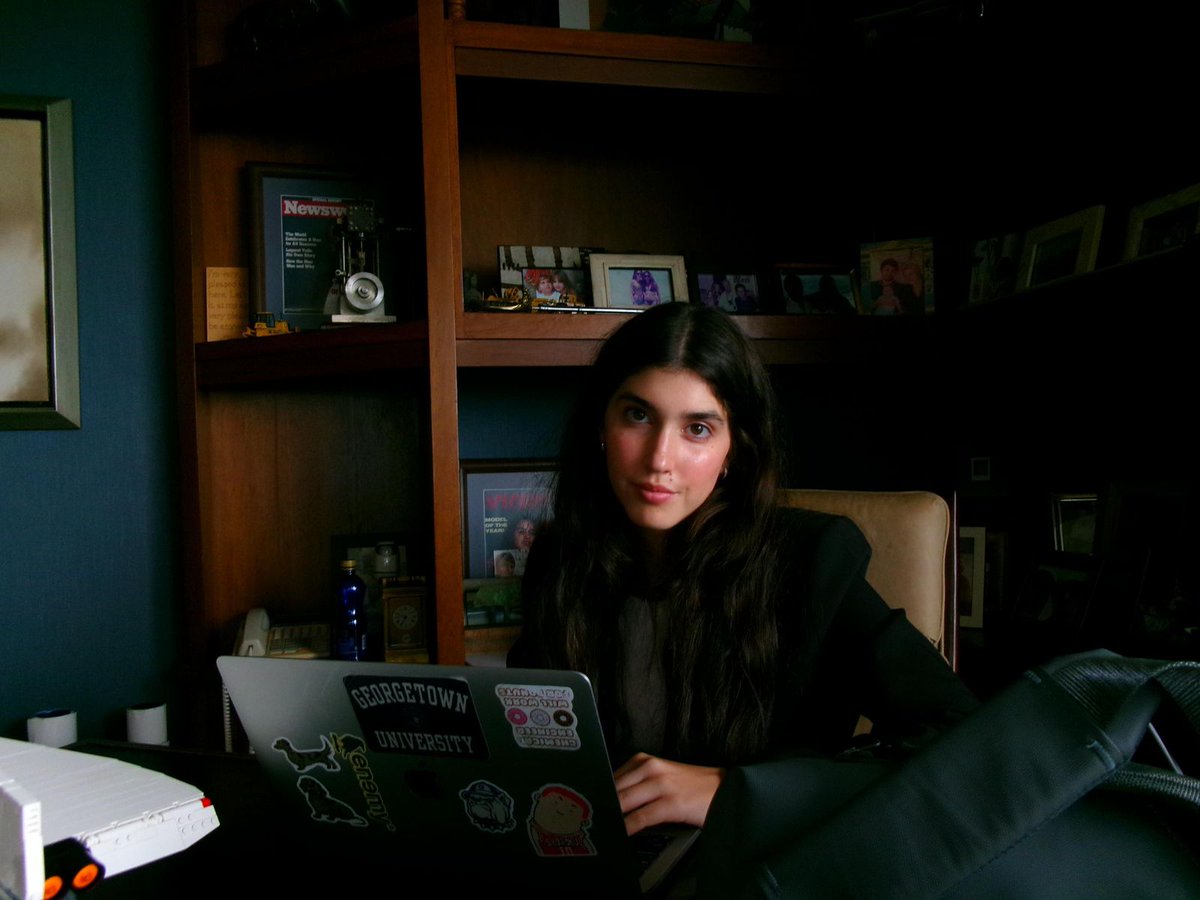 🦈 SHARK SPOTLIGHT | IAA 🦈
We proudly highlight Elle Dassum, Founder &amp; Editor-in-Chief of Diario Voz Juvenil, the first Ecuadorian online youth newspaper—giving young voices a global platform. 🌍💡
#SharkSpotlight #IAASharks #StudentLeadership #GoSharks 🦈