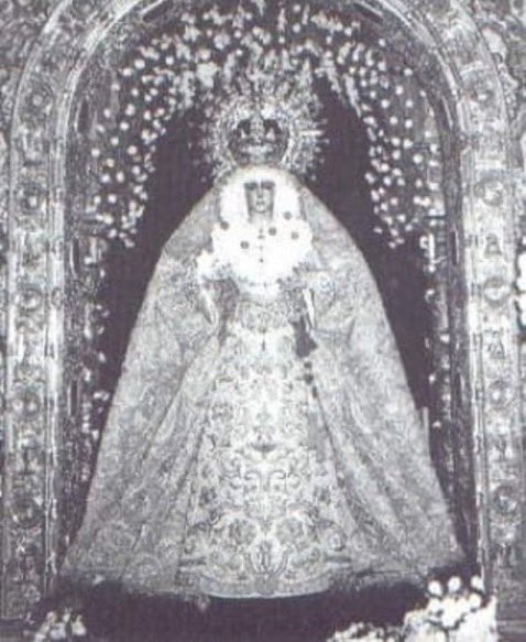 Esperan83634563's tweet image. En estas fotografías vemos un hecho inusual, la Virgen de la Esperanza se nos presenta girada en su camarín durante un besamanos. 

#Macarena #Sentencia #Devocion #viralpost