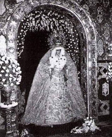 Esperan83634563's tweet image. En estas fotografías vemos un hecho inusual, la Virgen de la Esperanza se nos presenta girada en su camarín durante un besamanos. 

#Macarena #Sentencia #Devocion #viralpost