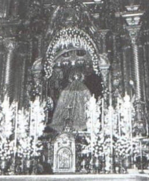 Esperan83634563's tweet image. En estas fotografías vemos un hecho inusual, la Virgen de la Esperanza se nos presenta girada en su camarín durante un besamanos. 

#Macarena #Sentencia #Devocion #viralpost