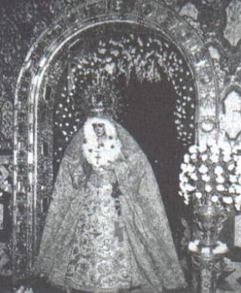 Esperan83634563's tweet image. En estas fotografías vemos un hecho inusual, la Virgen de la Esperanza se nos presenta girada en su camarín durante un besamanos. 

#Macarena #Sentencia #Devocion #viralpost