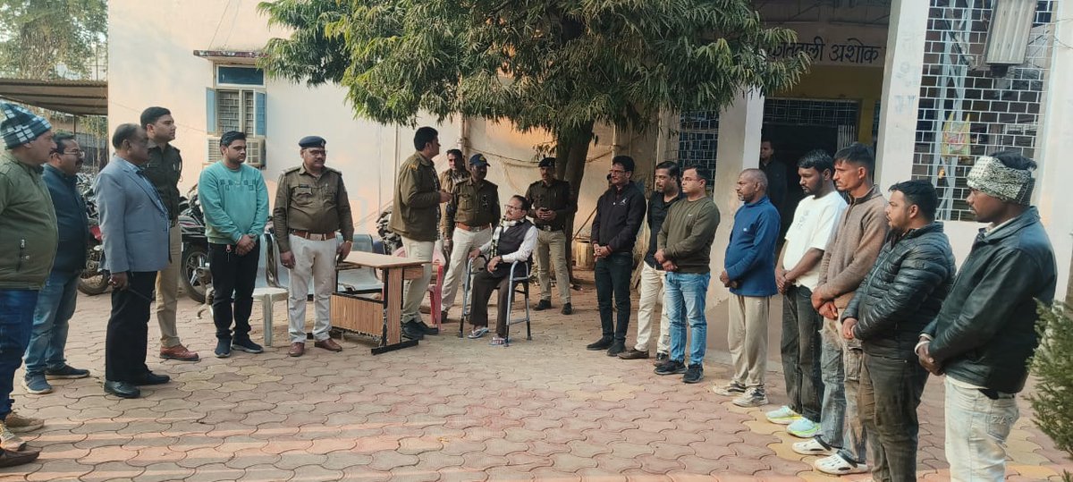 spashoknagar_mp's tweet photo. ’’हिस्ट्रीशीटर चेकिंग एवं सुधार अभियान अंतर्गत कुल 45 हिस्ट्रीशीटरों की चैकिंग कर अद्यतन की जानकारी, भरवाए गए बंध पत्र’’

@DGP_MP 
@MPPoliceDeptt 
@mohdept 
@jansamparkMP
@IgpGwalior 
@DigGwalior https://t.co/Nw0pWifFul