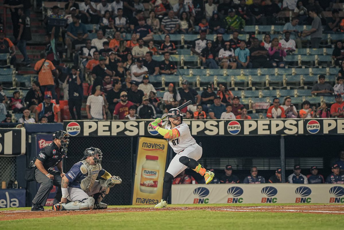 Andrés Chaparro está sobre el nivel de la liga. Es un bateador clutch. Ha respondido en los momentos más importantes y en partidos claves. 

El líder jonronero del round robin está on fire y comprometido al 100 con llevar al equipo a la final.