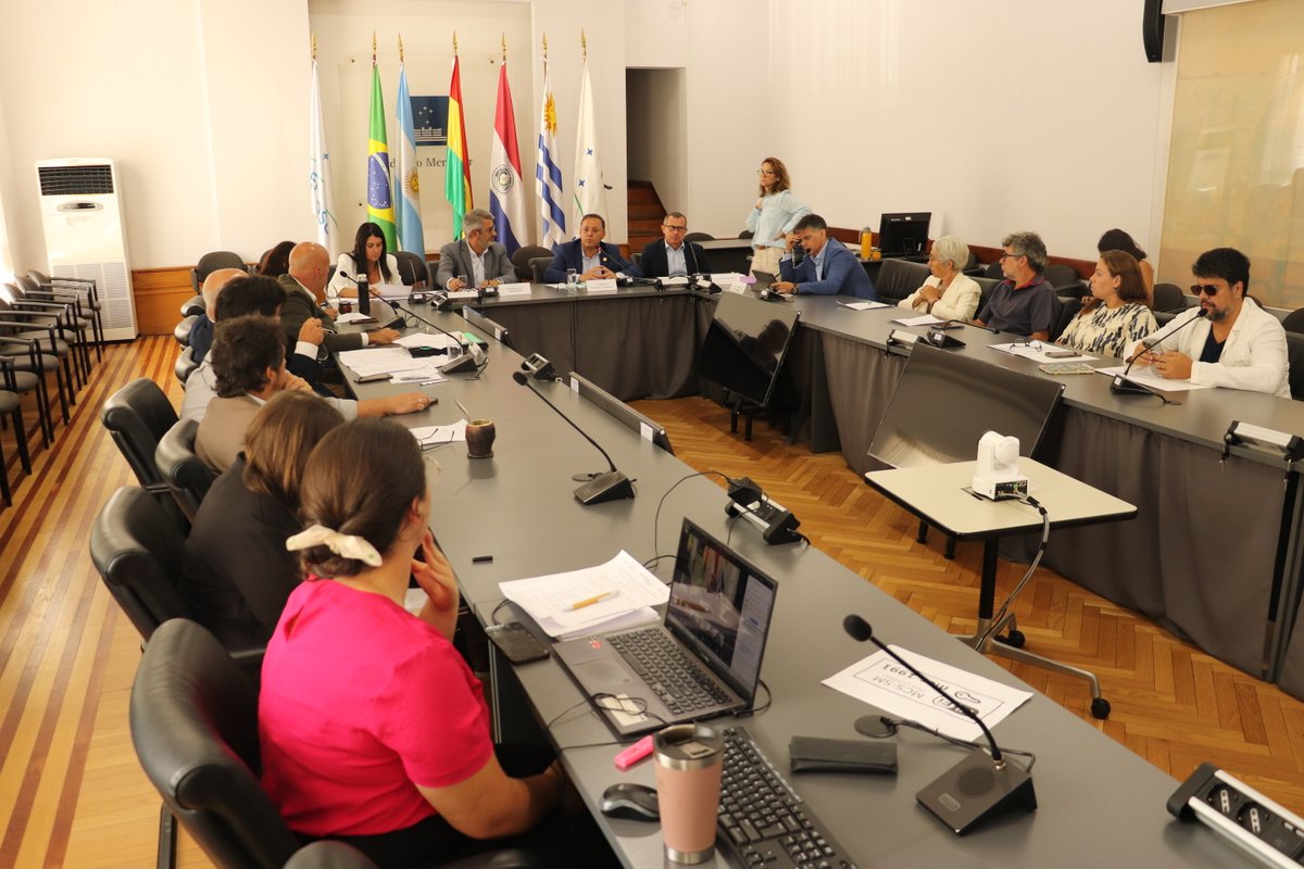 HOY en <a href="/mercociudades/">Mercociudades</a> 10 gobiernos locales de Argentina, Brasil, Ecuador y Uruguay, se reunieron de forma virtual y presencial (Montevideo) en la Dirección Ejecutiva de la Red, encabezada por el presidente de Mercociudades, prefeito de <a href="/NiteroiPref/">Prefeitura de Niterói</a>, <a href="/_RodrigoNeves_/">Rodrigo Neves</a>
