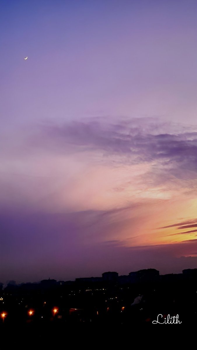 "Niente paura,
Niente paura,
Niente paura🎶
Ci pensa la vita, mi han detto così🎶,
Niente paura,
Niente paura,
Niente paura🎶,
Si vede la luna, perfino da qui...🎶"
(L. Ligabue)