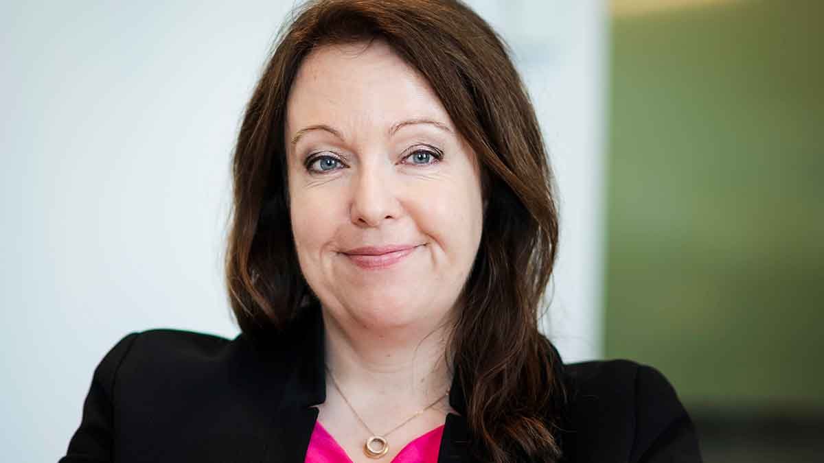 Säg hej till Anna!
Hon är Vattenfalls vd. Du betalar hennes lön på 1 539 000 kr/månad. Ca 25,6 miljoner kr över ett år.

I gengäld får du skyhöga elpriser, huttrande pensionärer och sex nedlagda kärnkraftverk. Ändå ökade Annas lön med 5,8% förra året.

Hur känns det att betala?