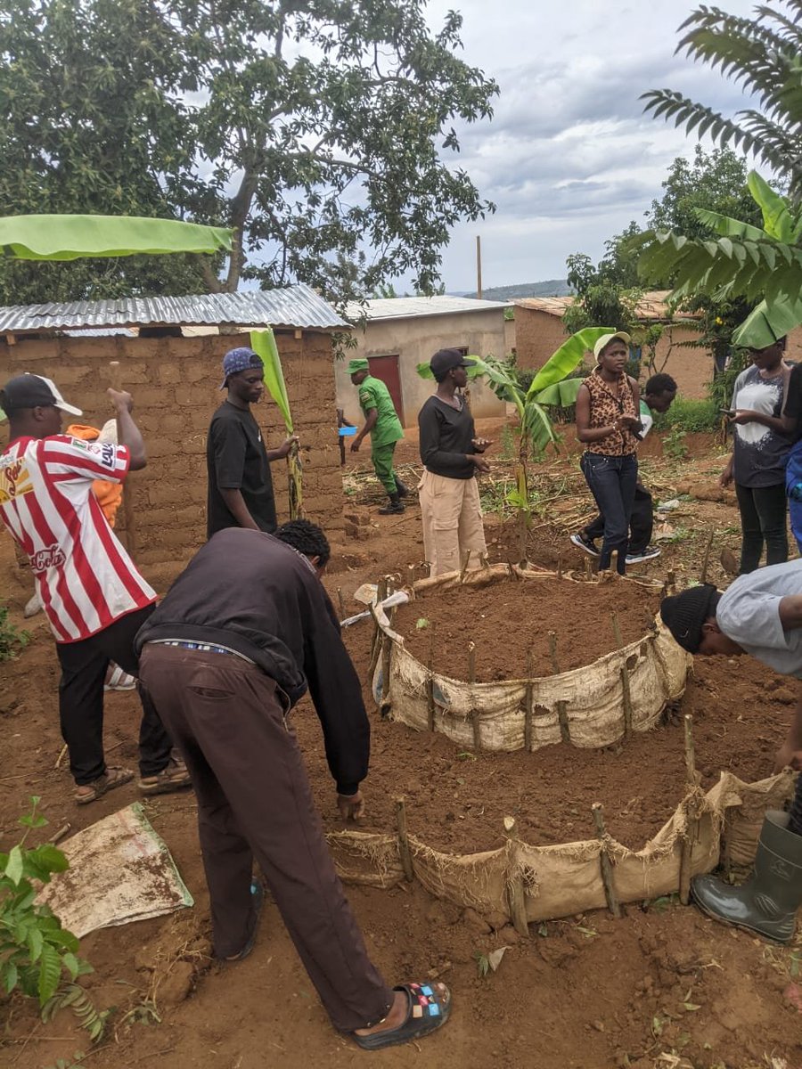 GashoraNYC's tweet photo. Mu murenge wa #Gashora urubyiruko rufatanyije n'intore ziri ku rugerero bakoze ibikorwa bitandukanye birimo: Gutera igishahuro ku nzu,kubaka ubwiherero, kubaka uturima tw'igikoni, ndetse n'ibindi bitandukanye! Nyuma yaho bahawe ubutumwa.
@bugeserayouth 
@BugeseraDistr https://t.co/yyIWVViPNY