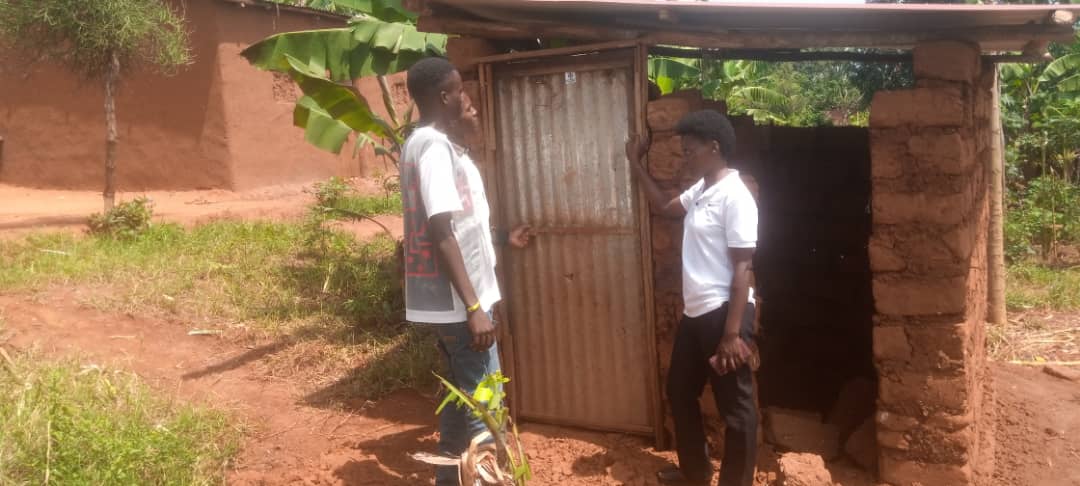 GashoraNYC's tweet photo. Mu murenge wa #Gashora urubyiruko rufatanyije n'intore ziri ku rugerero bakoze ibikorwa bitandukanye birimo: Gutera igishahuro ku nzu,kubaka ubwiherero, kubaka uturima tw'igikoni, ndetse n'ibindi bitandukanye! Nyuma yaho bahawe ubutumwa.
@bugeserayouth 
@BugeseraDistr https://t.co/yyIWVViPNY