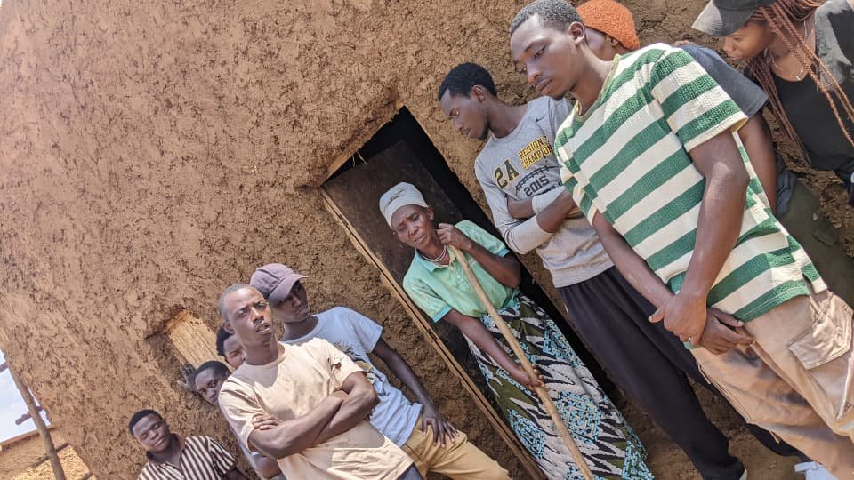 GashoraNYC's tweet photo. Mu murenge wa #Gashora urubyiruko rufatanyije n'intore ziri ku rugerero bakoze ibikorwa bitandukanye birimo: Gutera igishahuro ku nzu,kubaka ubwiherero, kubaka uturima tw'igikoni, ndetse n'ibindi bitandukanye! Nyuma yaho bahawe ubutumwa.
@bugeserayouth 
@BugeseraDistr https://t.co/yyIWVViPNY