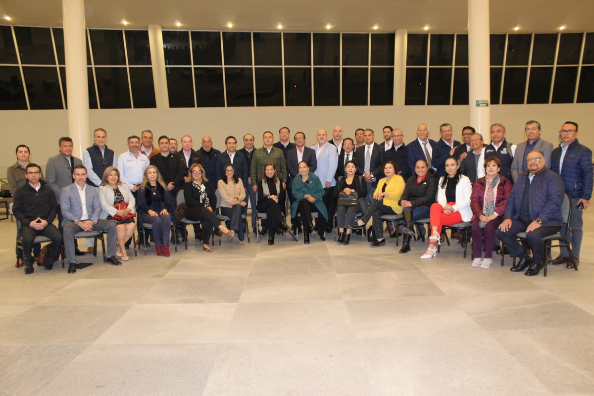 El Ing. Álvaro Ugalde Chaparro, Presidente del XIX Comité Directivo de la #CMICQuerétaro, asistió a la reunión de trabajo sobre el proyecto del Tren México–Querétaro–Irapuato, encabezada por el Mtro. Eric Gudiño Torres, junto a autoridades y representantes de cámaras y colegios.