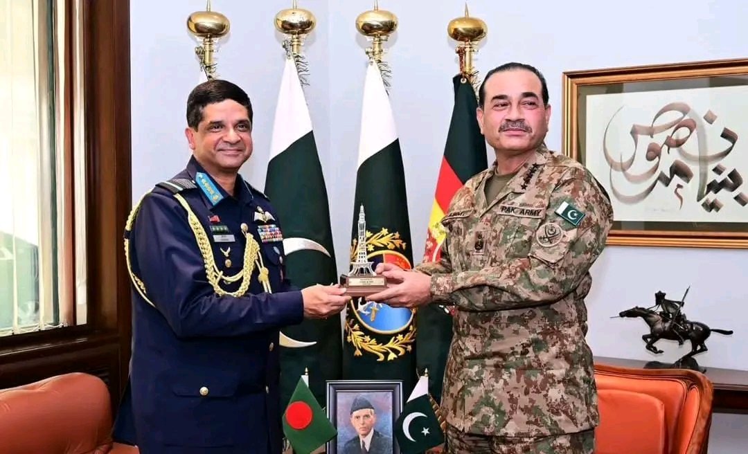DMBDMILITARY's tweet image. 🇧🇩🇵🇰 Air Chief Marshal Hasan Mahmood Khan, Chief of Air Staff, Bangladesh Air Force, paid a courtesy visit to Field Marshal Syed Asim Munir, at General Headquarters (GHQ), Rawalpindi, Pakistan.

#BangladeshAirForce #DMBDMilitary #Pakistan #RegionalSecurity  #MilitaryCooperation