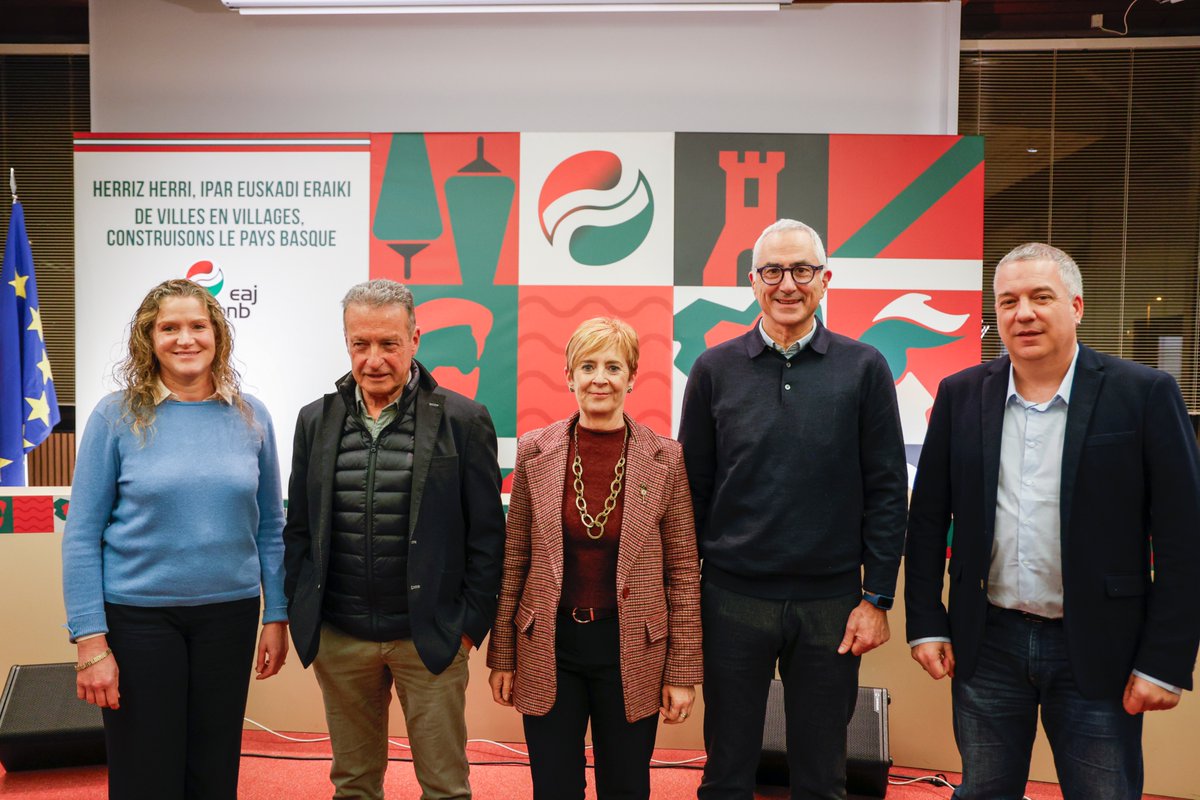 arantxa_tapia's tweet photo. Baionan izan gara Euskadiko ekonomia nola indartu eztabaidatzen. Horretarako ezinbestekoa dugu enpresen beharrei erantzuteko goi-mailako formakuntza ematea.

Iparralden zein Hegoalden urrats berriak eman behar ditugu muga gainditzeko, eta talentua finkatu eta erakartzeko! https://t.co/apbAgx6T03