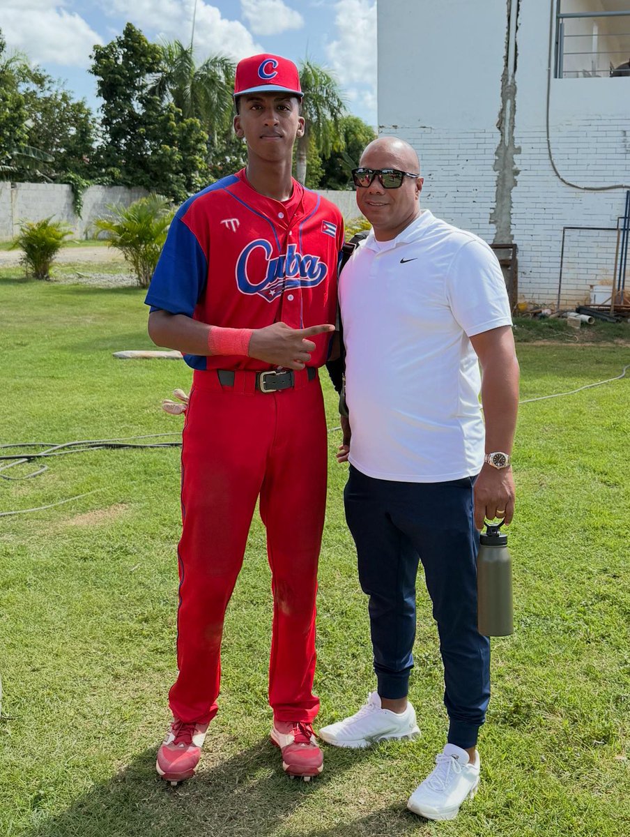 FrancysRomero's tweet photo. Sources: Cuban catcher prospect José Muñiz is expected to sign with the Chicago Cubs for around $1.5M when a new international signing period opens on Jan. 15, 2027.

Some scouts compare him to Salvador Pérez. 6’4” frame, plus arm, strong contact skills, and developing power. https://t.co/fmDt6vCAh6
