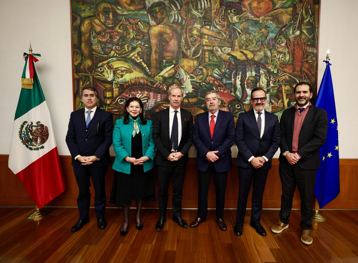 📸 El canciller Juan Ramón de la Fuente sostuvo una reunión de trabajo con el secretario general adjunto del Servicio Europeo de Acción Exterior, Olof Skoog, y el embajador de la <a href="/UEenMexico/">Unión Europea en México 🇪🇺🇲🇽</a>, Francisco André (<a href="/FAndreUE/">Francisco André</a>), con quienes revisó el estado que guarda el Acuerdo Global