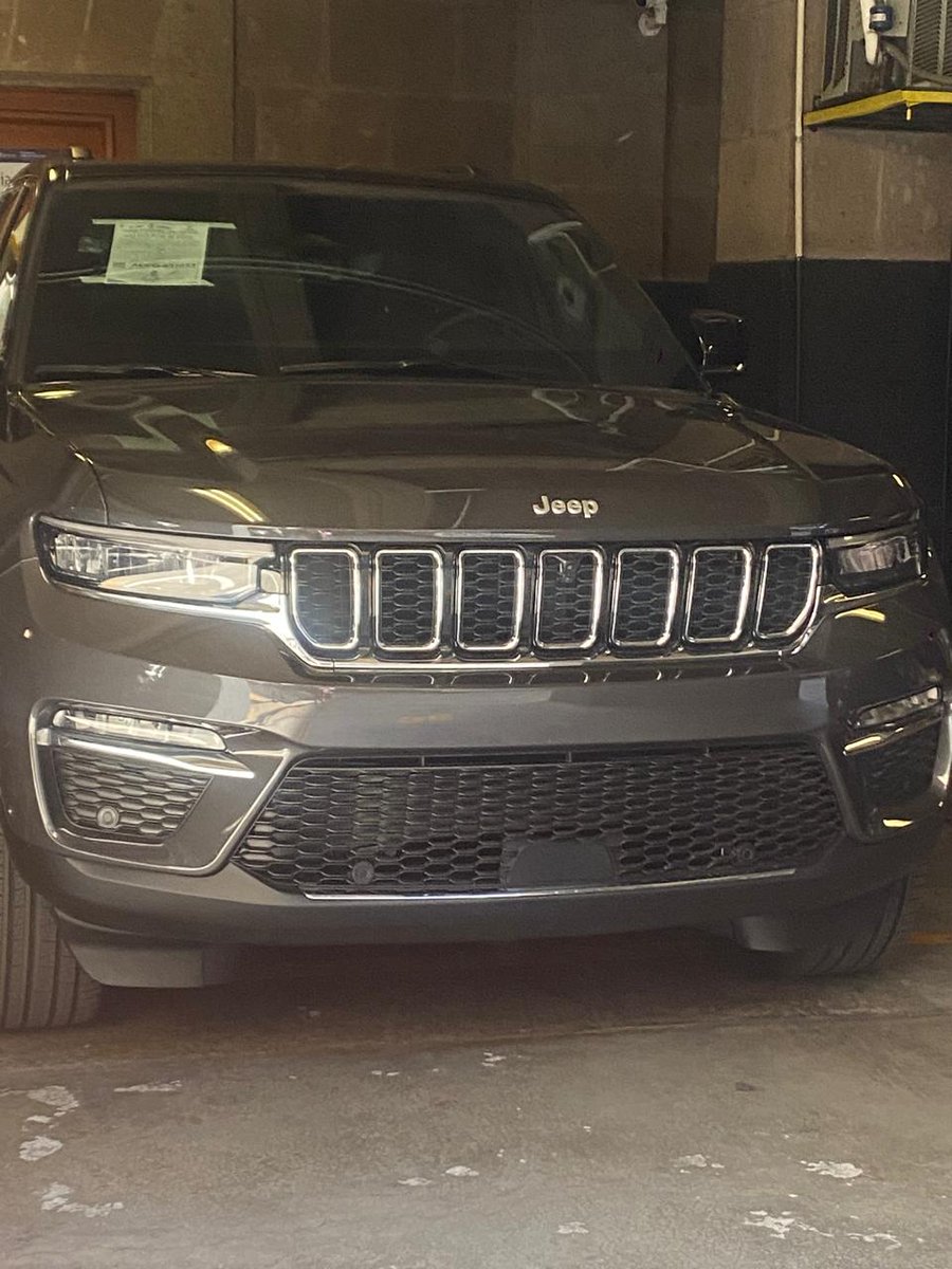 SGarciaSoto's tweet image. En medio de la "austeridad" que pregonan en la nueva @SCJN hoy les llegó un regalo atrasado de Reyes a los 9 ministros: cada uno recibió una camioneta Gran Cherokee último modelo marca Jeep cuyo precio va de 1 millón 69 mil pesos a los 1.7 millones. Cada uno eligió el color entre…