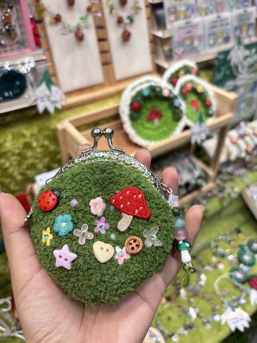 ไหนใครใช้ เไ มารายงานตัวซิ นี่คนทำด้วยมือคิดด้วยสมอง เห็นมือน้อยๆนี่ไหม  เจ็บนะ เข็มแทง 🥹